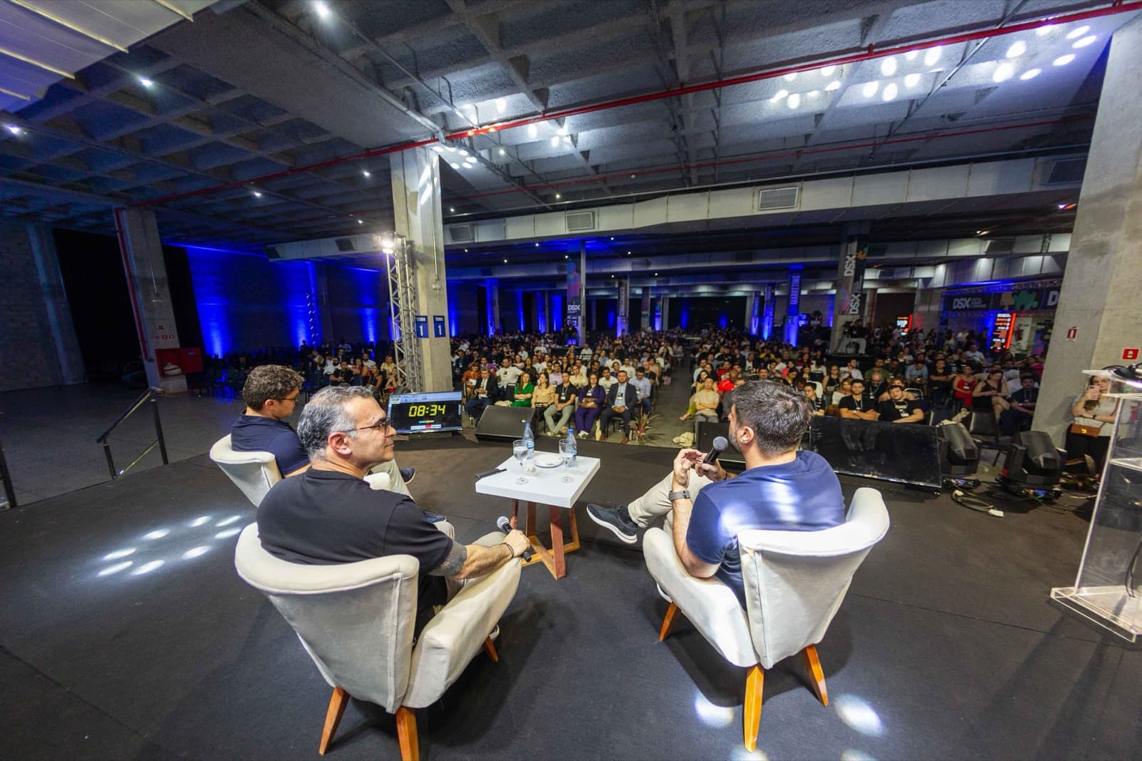 Bate-papo no palco do DSX 2025, com o público acompanhando