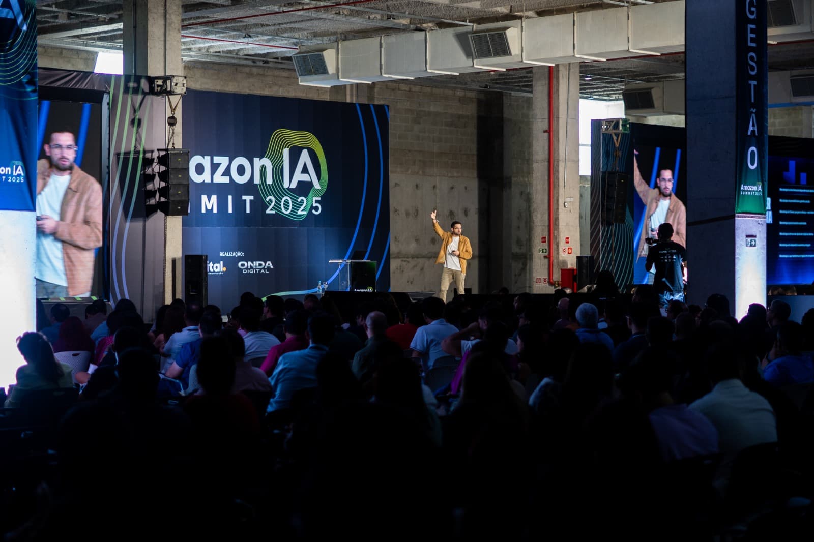Palestra sobre inteligência artificial no Amazon IA Summit 2025