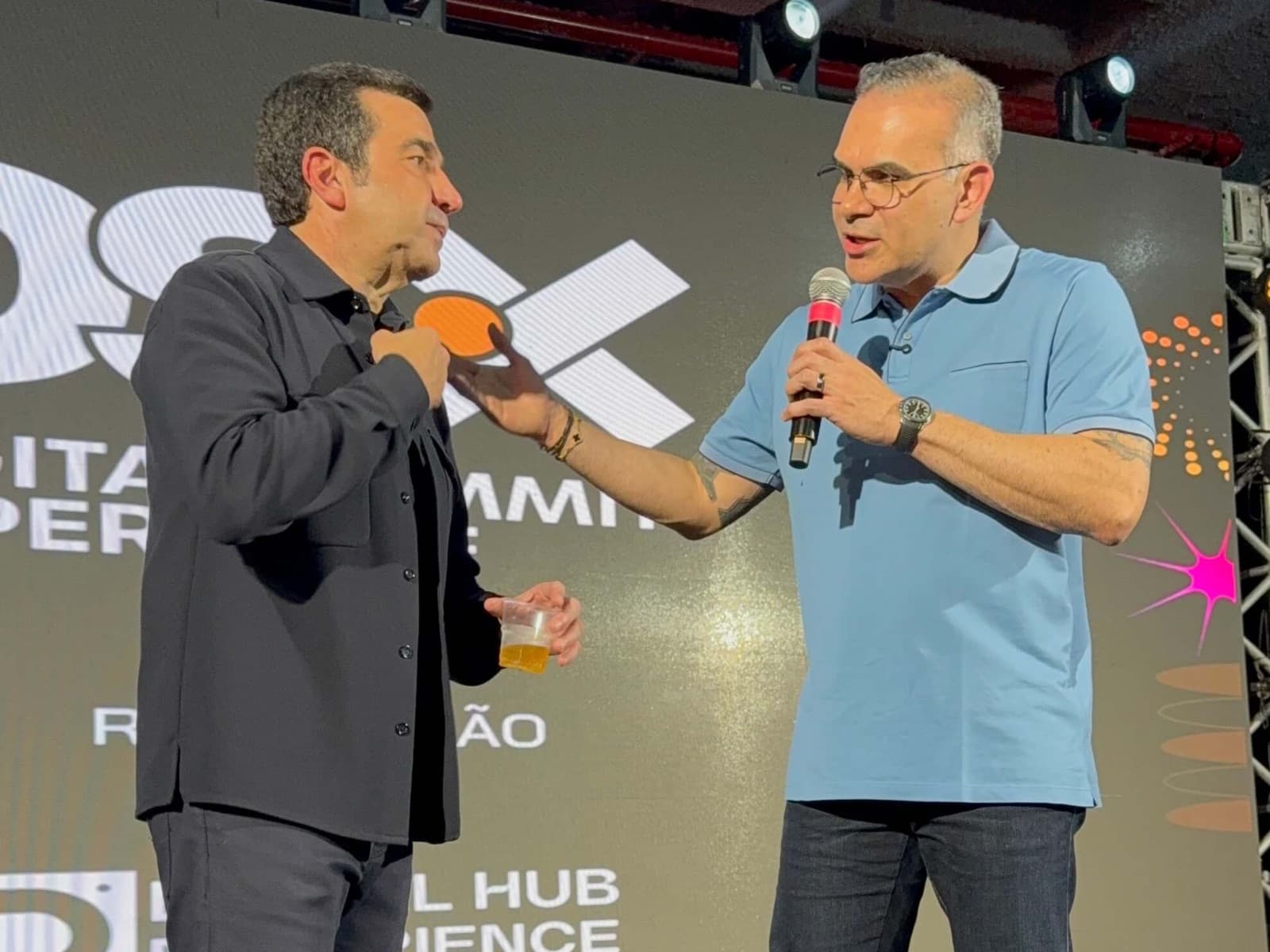 Entrevista no palco do DSX 2026, em frente ao painel do evento