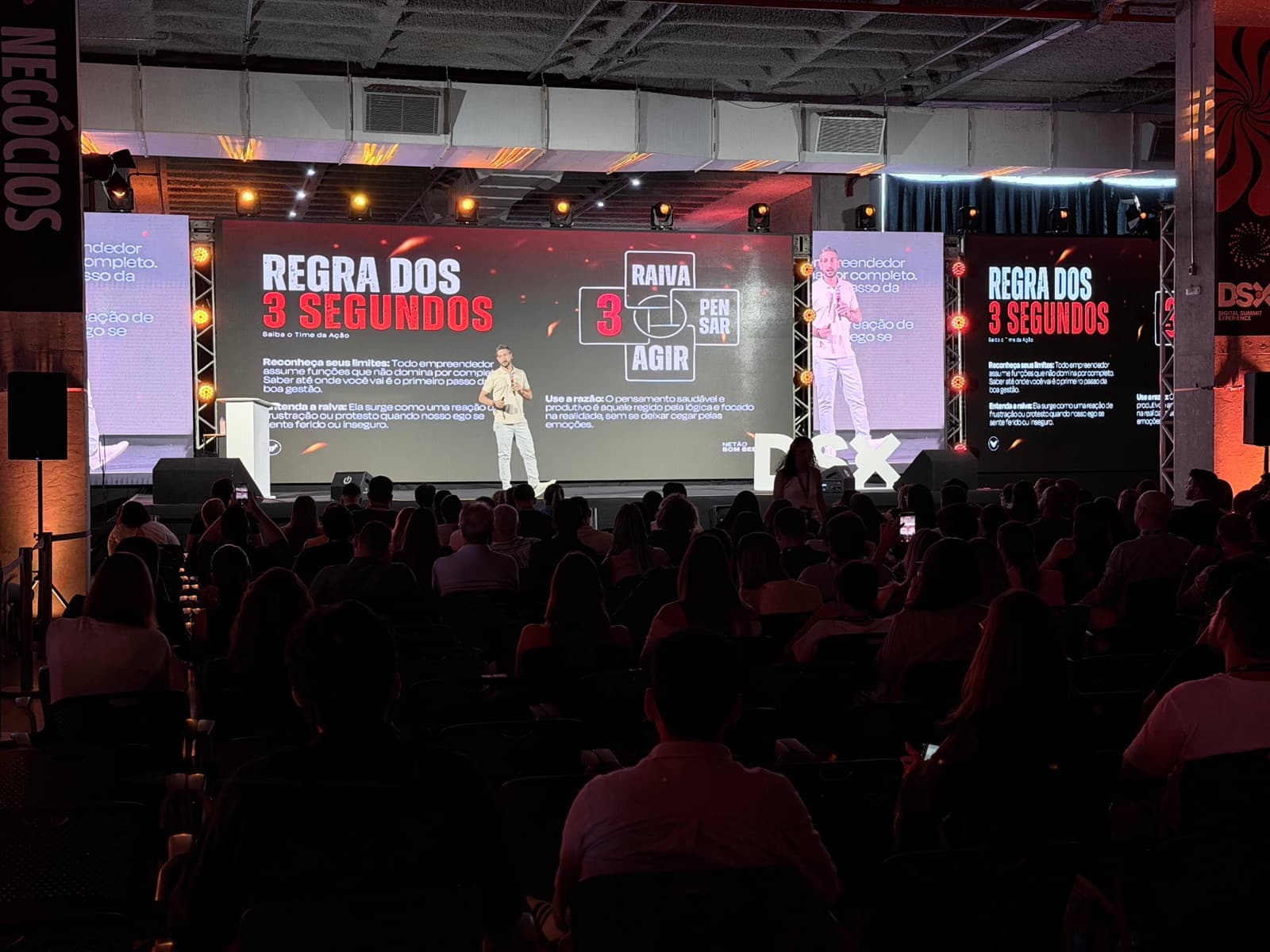 Público acompanhando o palco Negócios no DSX 2026