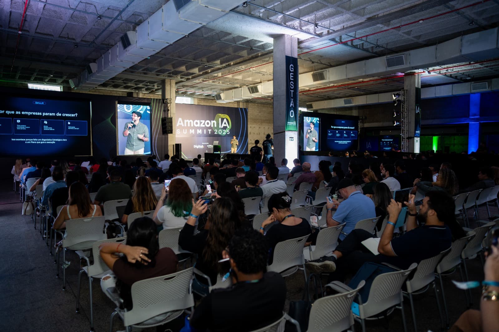 Público reunido no Amazon IA Summit 2025, em Manaus